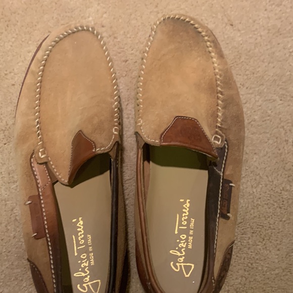 Some discoloration on right shoe from oil leaking in suitcase. Worn only twice - Picture 8 of 9